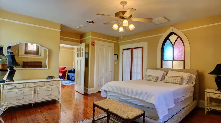 Cobblestone street apartment with rooftop views! - Image 1