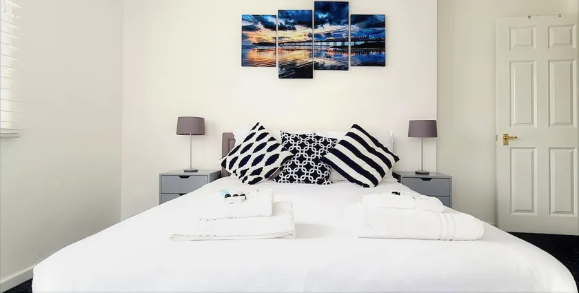 Marina living with parking, balcony, quiet and secure - Image 1
