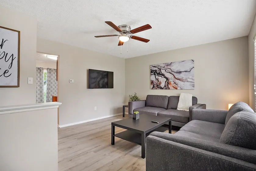 EASTON TOWNE CENTER 4 bed, 2 full bath home w/  big yard - Image 1