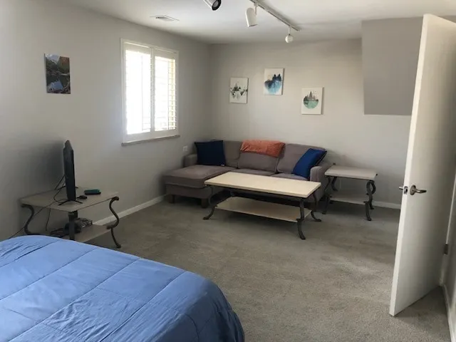 Pet friendly, Private suite w/ private fenced yard - Image 1