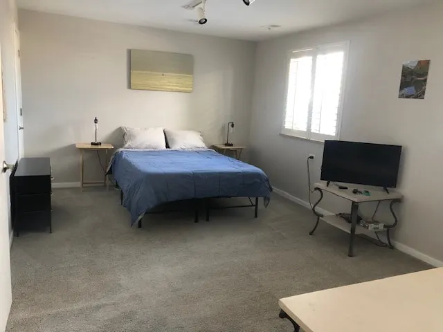 Pet friendly, Private suite w/ private fenced yard - Image 1
