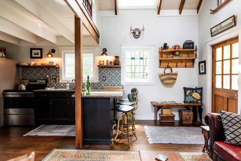 Charming cottage with hot tub walk to downtown - Image 1