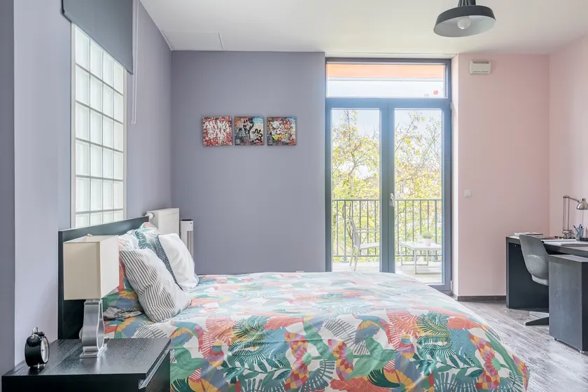 Large Studio, Balcony & Free Private Parking - Image 1