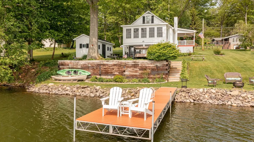 Beautiful Lakefront Property - Image 1
