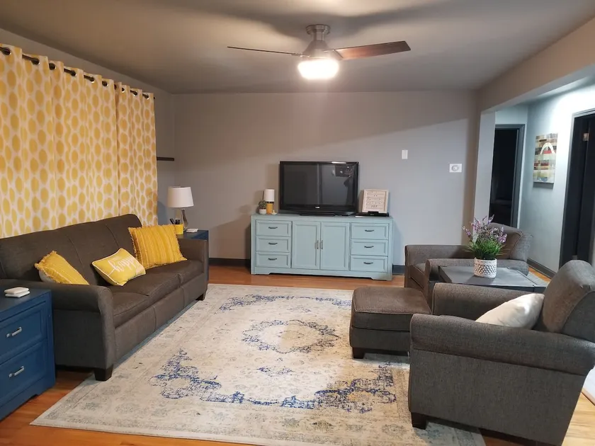 New Glarus, 3 queen beds and pull out couch - Image 1