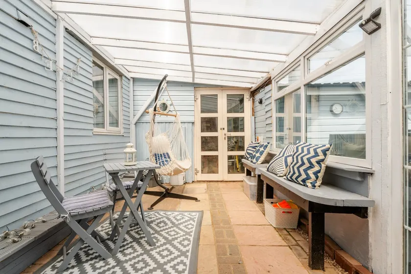 Dog friendly cottage 2 mins to beach with hot tub and Zappi EV - Image 1