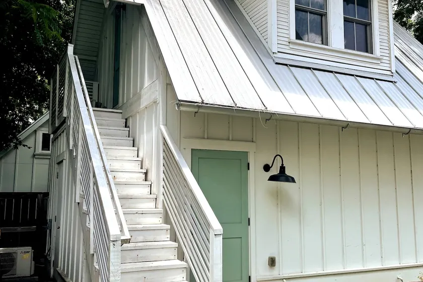 Adorable 1/1 apartment in beautiful Hyde Park - Image 1