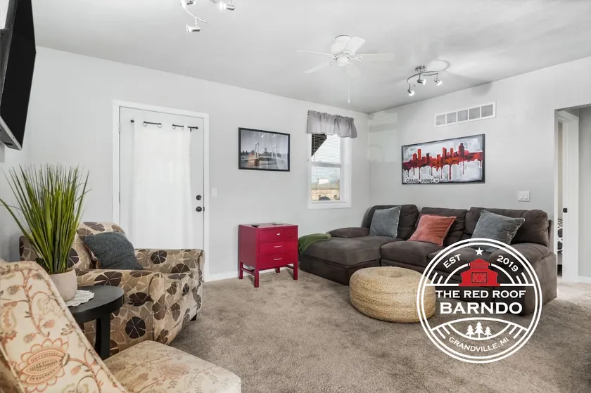 *Clean Spacious Apartment with Room for Everyone! - Image 1