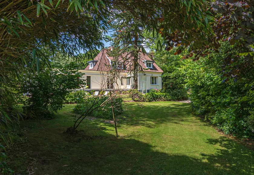 Les Varengues, large villa 10 minutes' walk to the sea - Image 1