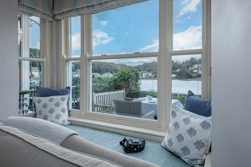 Harbour-side cottage with sea and mountain views - Image 1