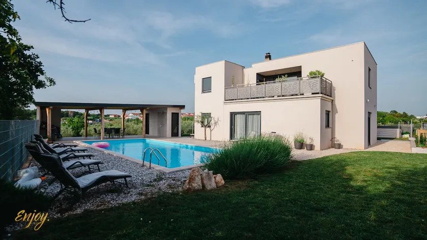 ENJOY GREEN, APP****pool, garden, pets welcome - Image 1