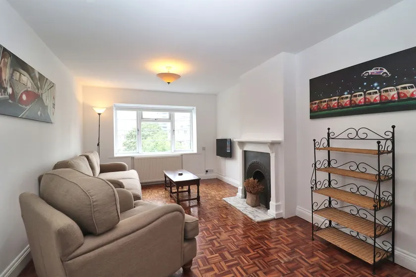 2 Bedroom, Town centre, Top floor Cosy flat - Image 1