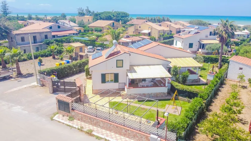Villa with private garden - beachfront - 105 - Image 1
