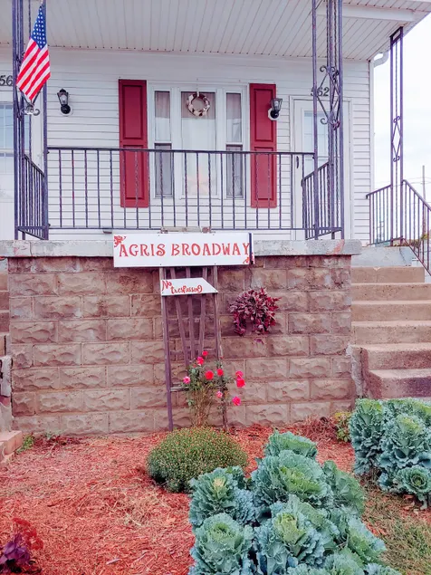 Island Getaway on Broadway-Agris Broadway - Image 1
