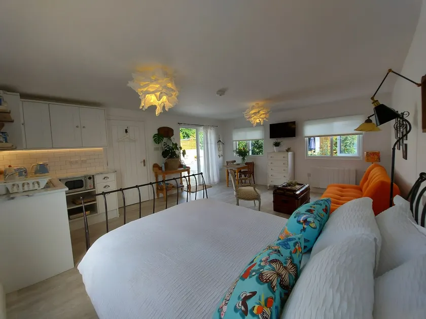 Seaside Cabin with Courtyard - Whitstable - Image 1