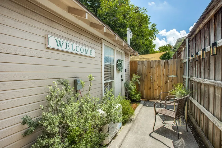 Cozy Studio Near Bishop Arts District - Image 1