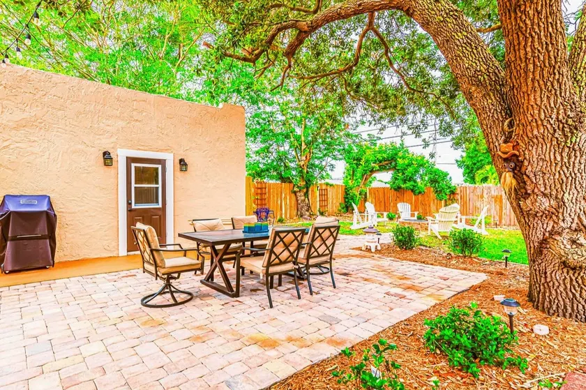 Quaint Villa 20 min to Beach, Hot Tub + Garden - Image 1