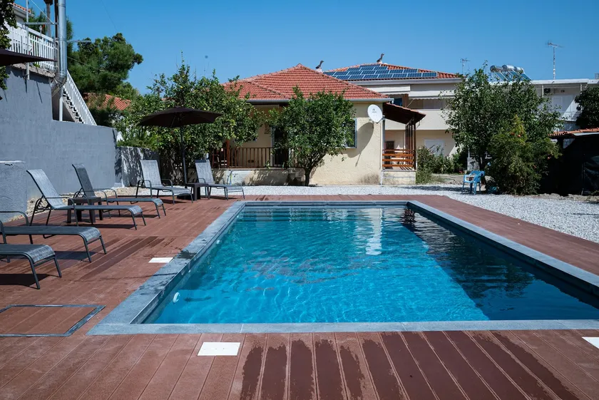Elegant house by the sea with pool - Image 1