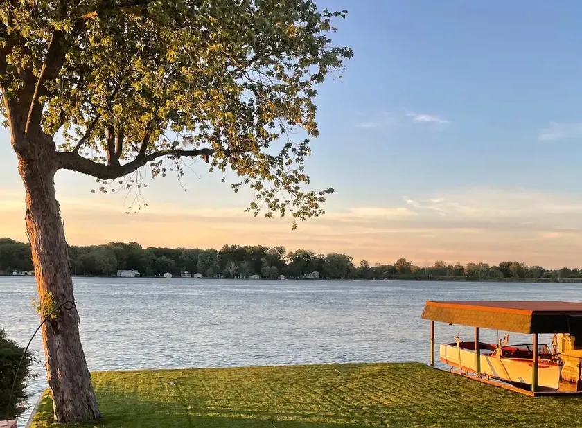 Entire house on the beautiful St. Clair River! - Image 1