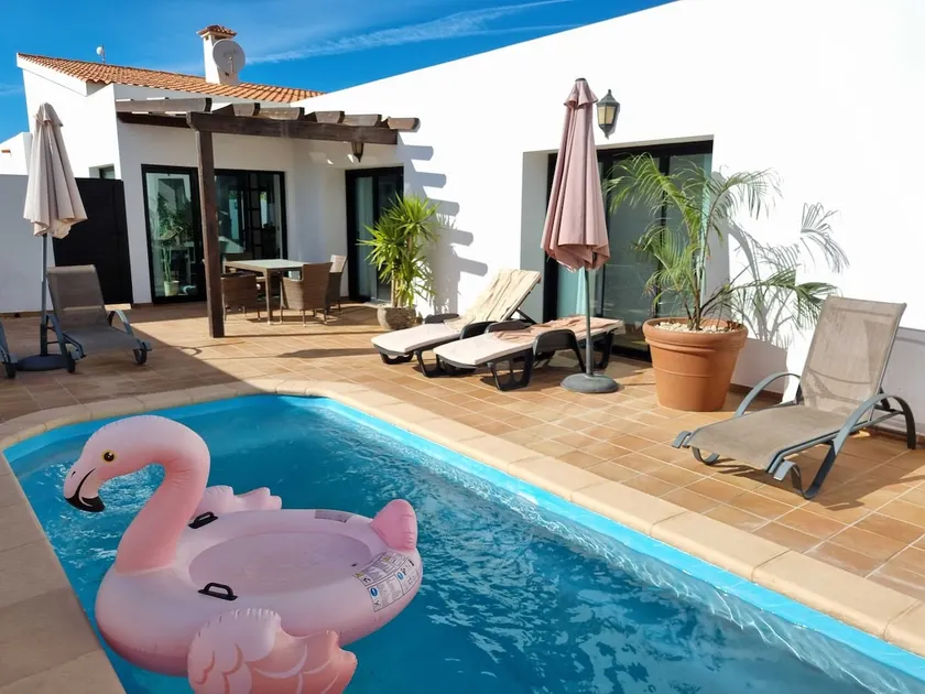 Italian Design 4 værelses villa med stor privat pool og anlagte haver - Image 1