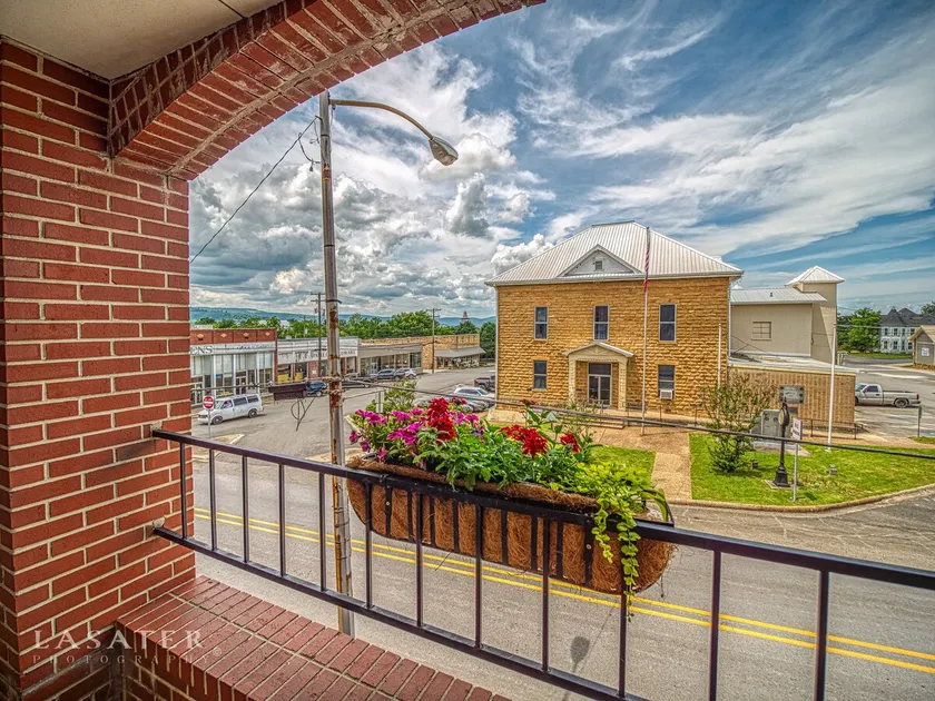 Downtown Apartment #3 - 2BR/2B lol- On the Square - Image 1