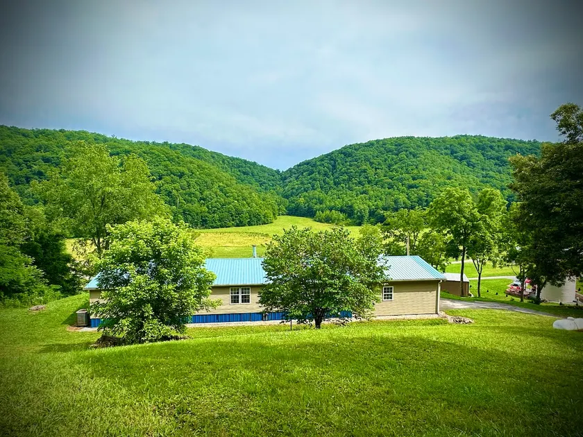 Country views and hikes. - Image 1