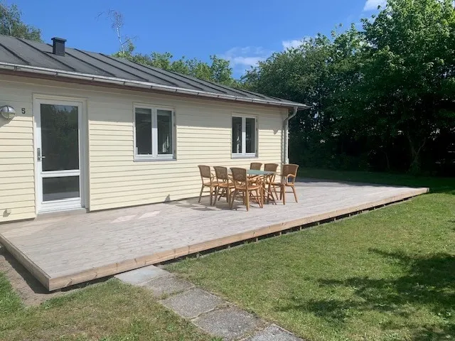 Lovely house close to sea in calm location - Image 1