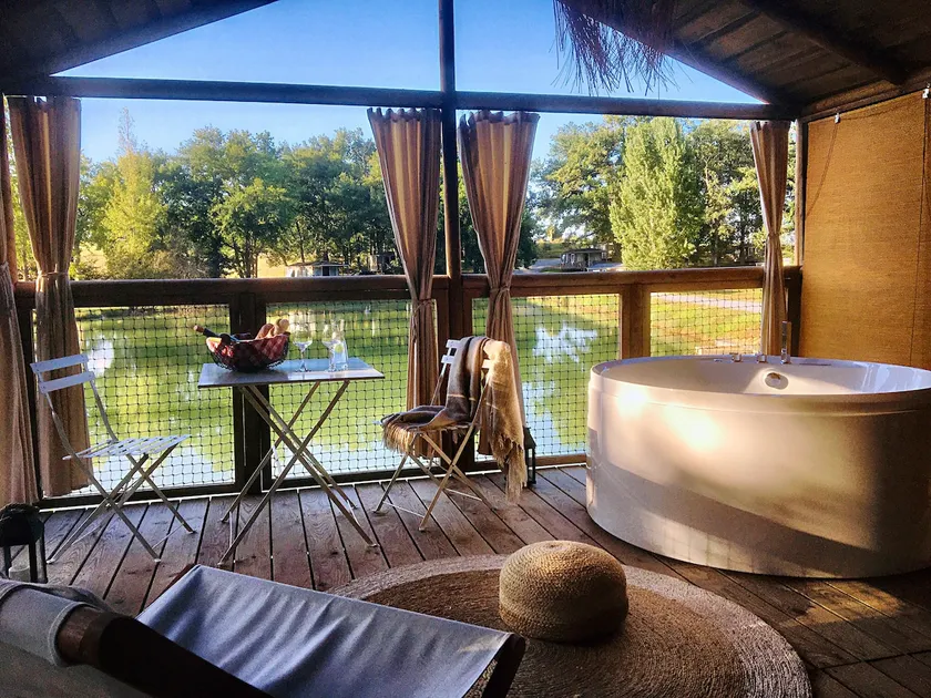 Lake house with private hot tub - Image 1