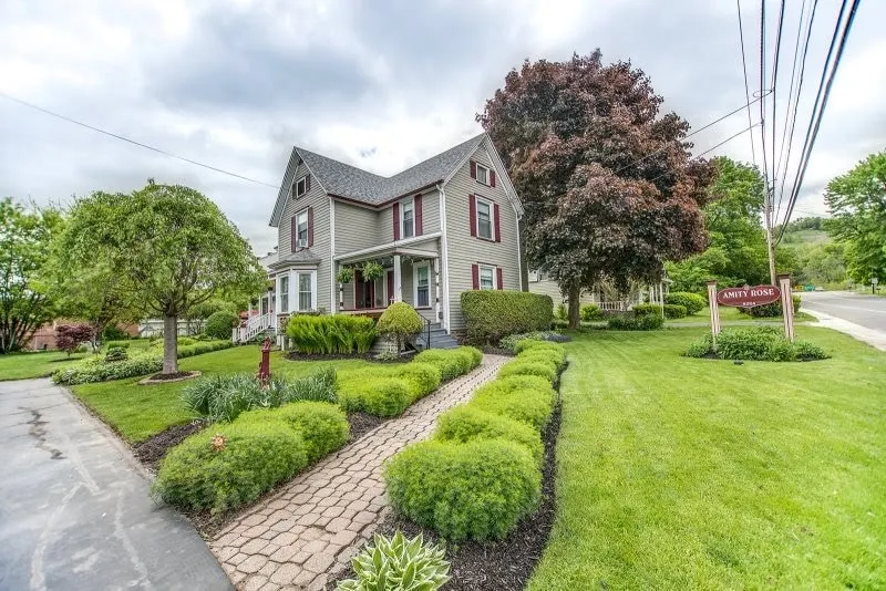 Amity Rose, 5 bed home, free WiFi, close to town - Image 1