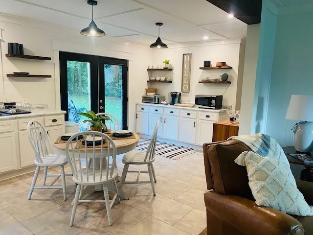 Charming Cottage-Wiggins- Sleeps 6 by Flint Creek - Image 1
