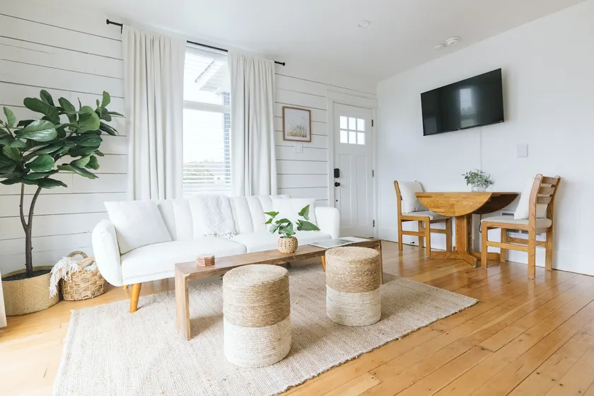Cozy One Bedroom Farmhouse | 10 min to Everett - Image 1