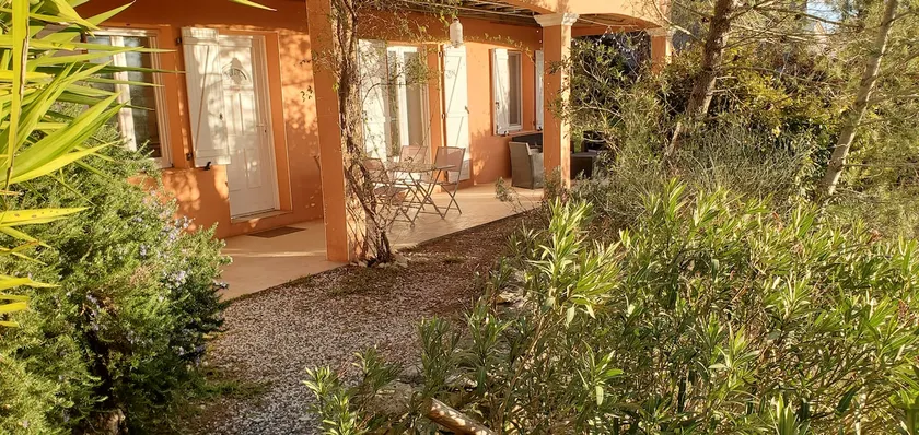 Lovely, quiet gîte in the hills of Provence - Image 1