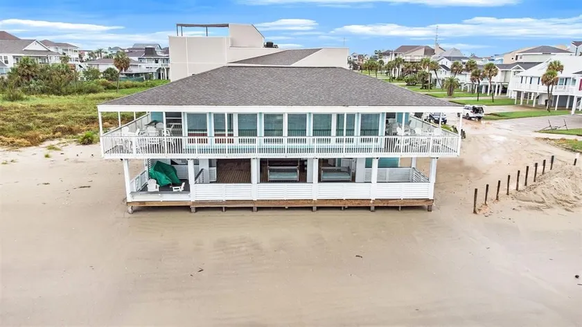 *BEACHFRONT*Beautiful home DIRECTLY on the SAND - Image 1