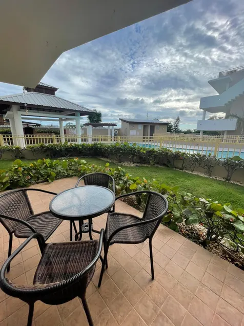 Lovely 2 bedroom beach apartment with pool - Image 1
