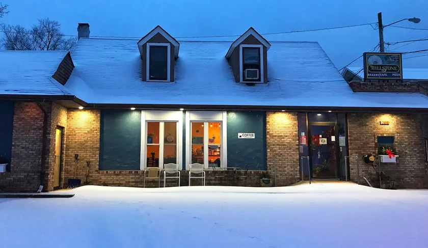 Quaint Cafe Loft with small town charm - Image 1