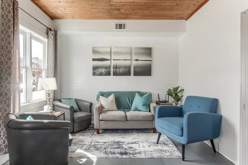 Modern 2-Bedroom Home with Courtyard - Image 1