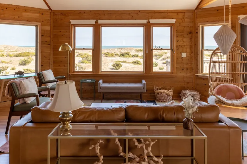 Artist's beach-front retreat with shipwreck views - Image 1