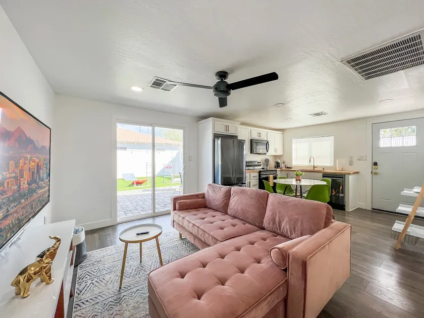Trendy 🏠 near coffee, food, & Downtown! - Image 1