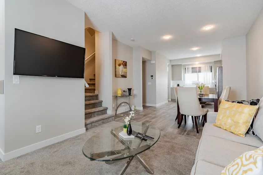 Modern Townhouse + Garage Parking, Near Airport - Image 1