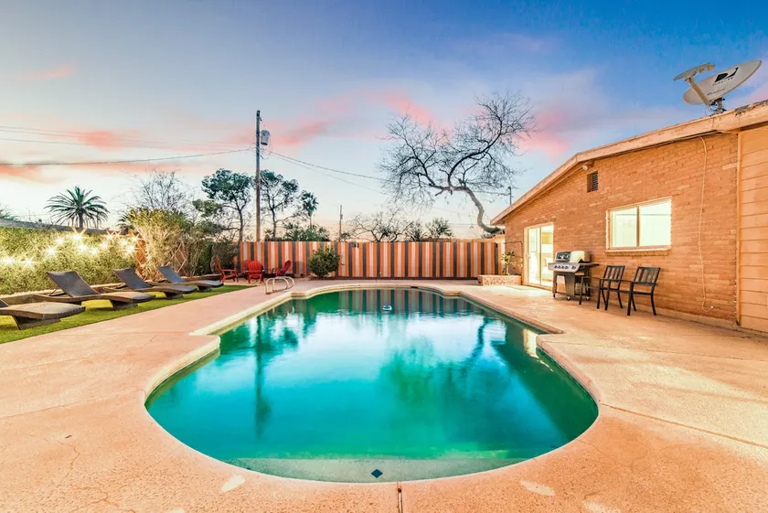 Poolside Chic: Large Group Getaway! Wow - Image 1