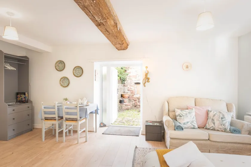 The Robin’s Nest .A smart and stylish guest suite - Image 1