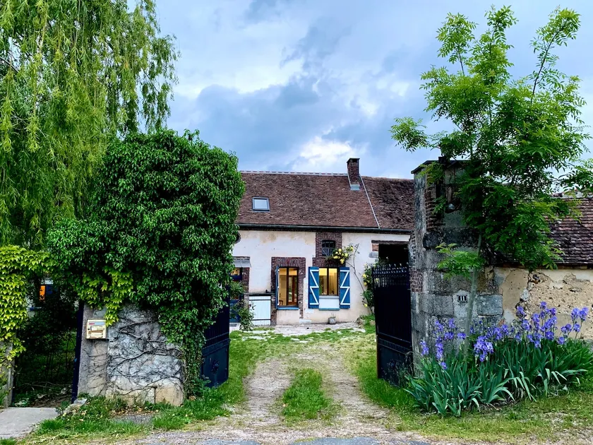 Large family home with garden, 1.5 hours from Paris - Image 1