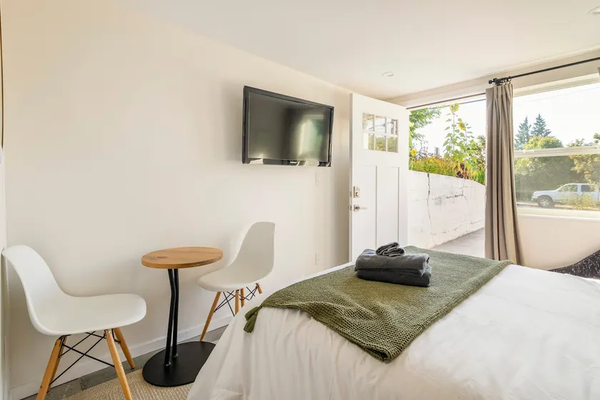 Thistle Studio • Lincoln Park • Hosted Guest Suite - Image 1