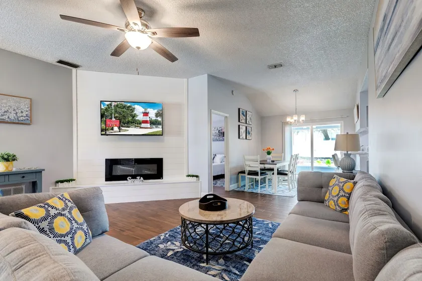 Spacious, modern and cozy, close to downtown. - Image 1