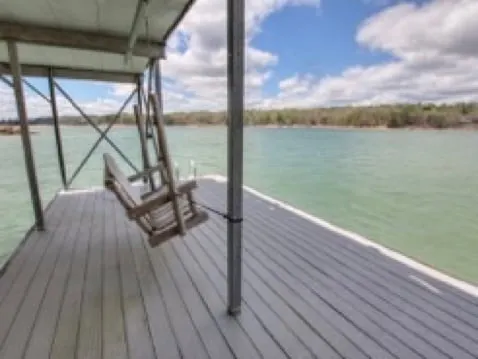 Spacious, lake front, family and dog friendly home - Image 1