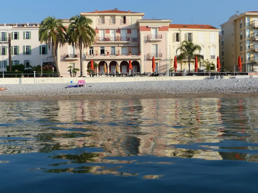 Le Provençal: 2 bedrooms, 2 bathrooms, air conditioning, beachfront - Image 1