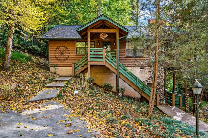 Cozy Cabin Retreat: Hot Tub & Close to Smoky Mountain Attractions - Image 1