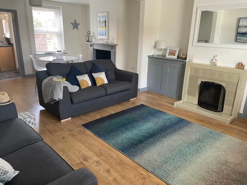 Bright 2-bedroom residential cottage - Image 1