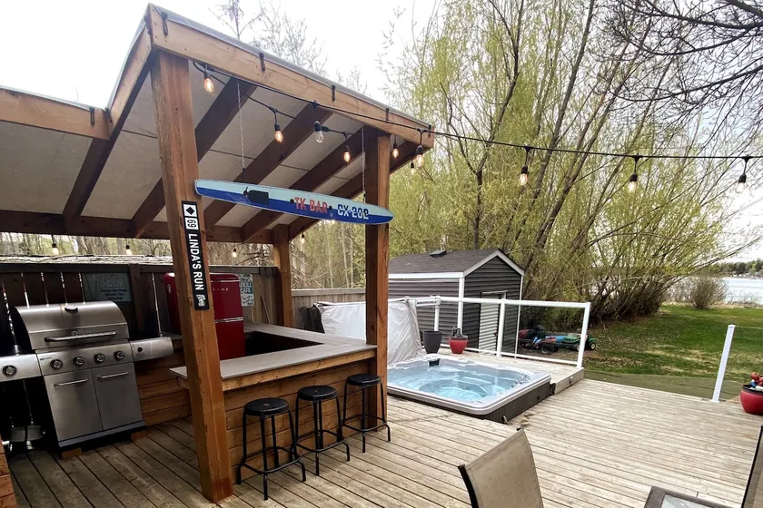 Lakefront 3 bedroom cabin with hottub - Image 1