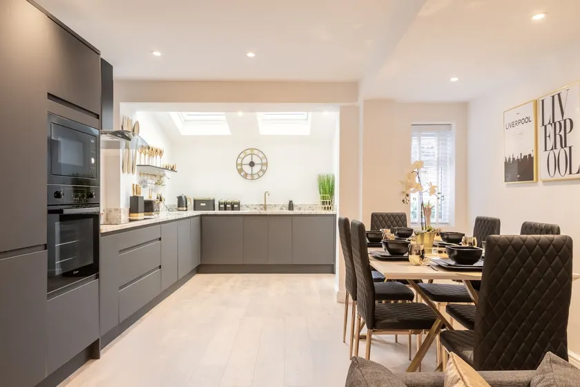Luxurious, Entire Central townhouse, sleeps 12 - Image 1